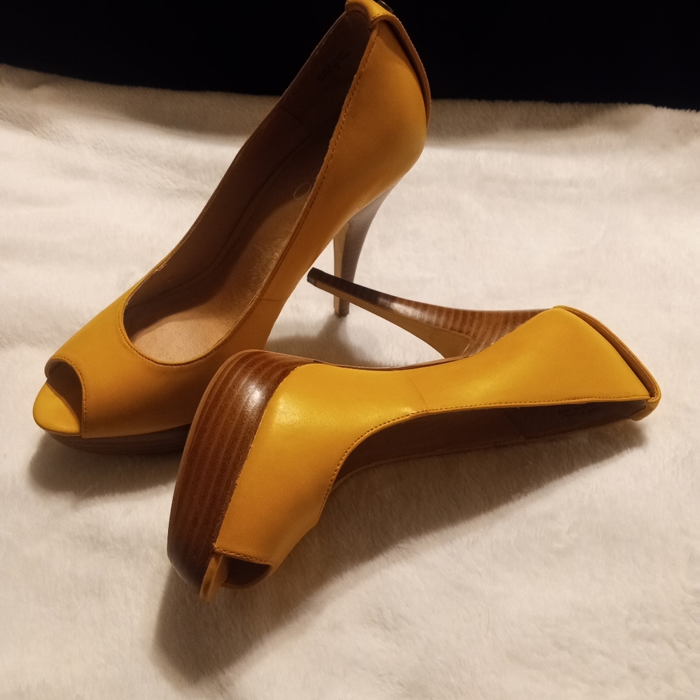 Aldo Elegant Mustard Peep-Toe Heels Size 8